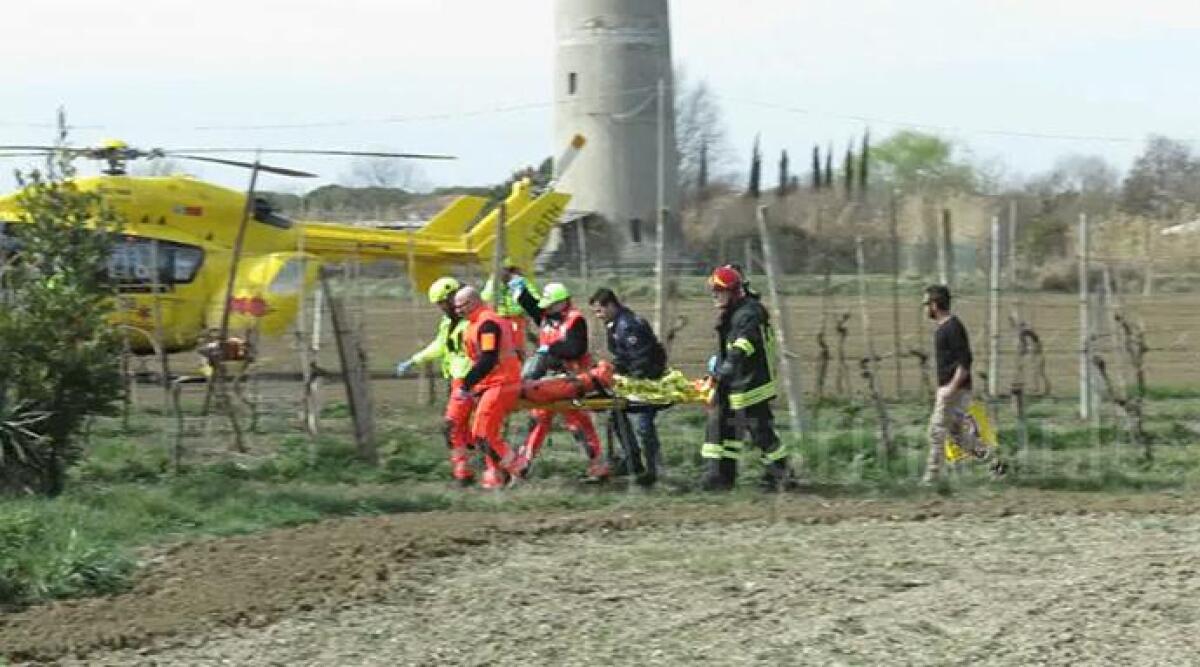 VIDEO Resta incastrato nella motozappa mentre lavora nell'orto: interviene l'eliambulanza -