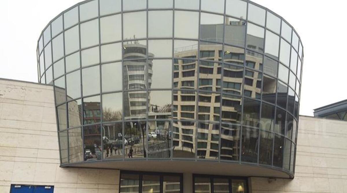 Sfrattato dai parenti, minaccia il loro avvocato e lo definisce "azzeccagarbugli": assolto riminese - La facciata del tribunale di Rimini