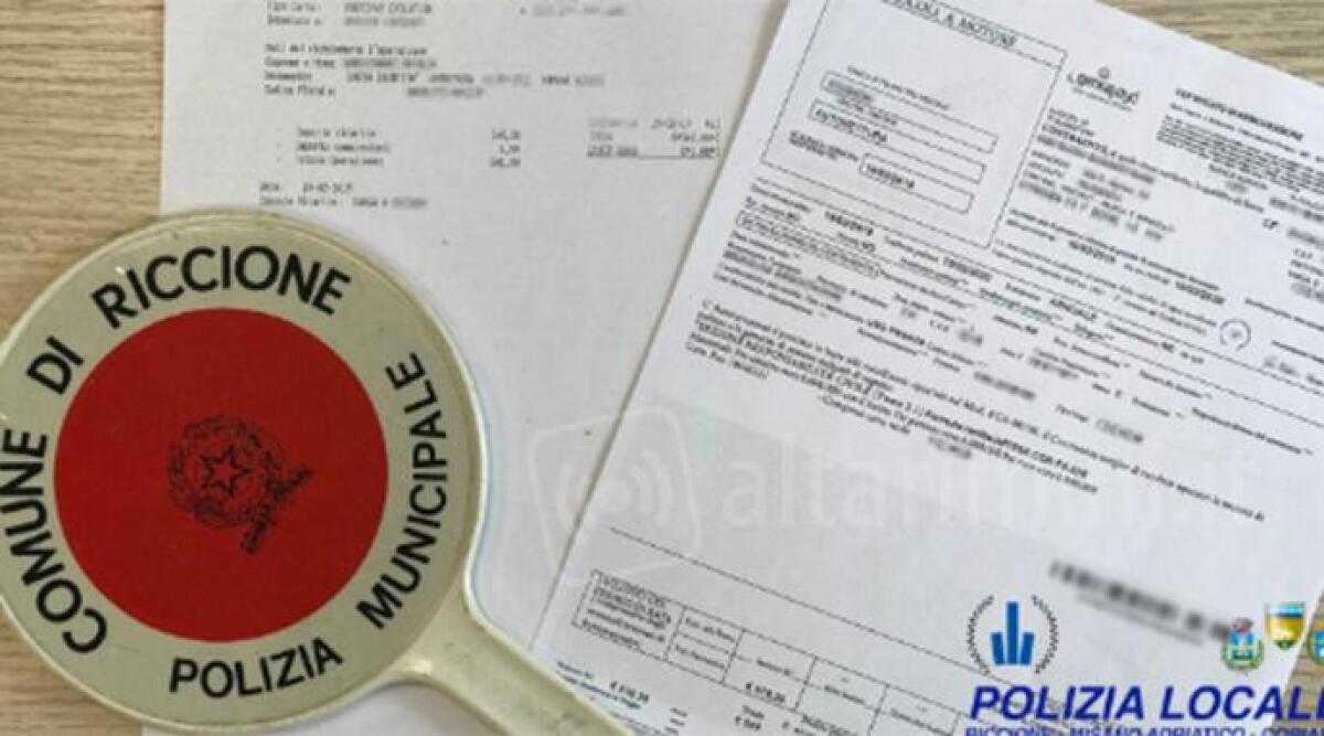 Fermata dalla polizia locale con assicurazione falsa, a sua insaputa - 
