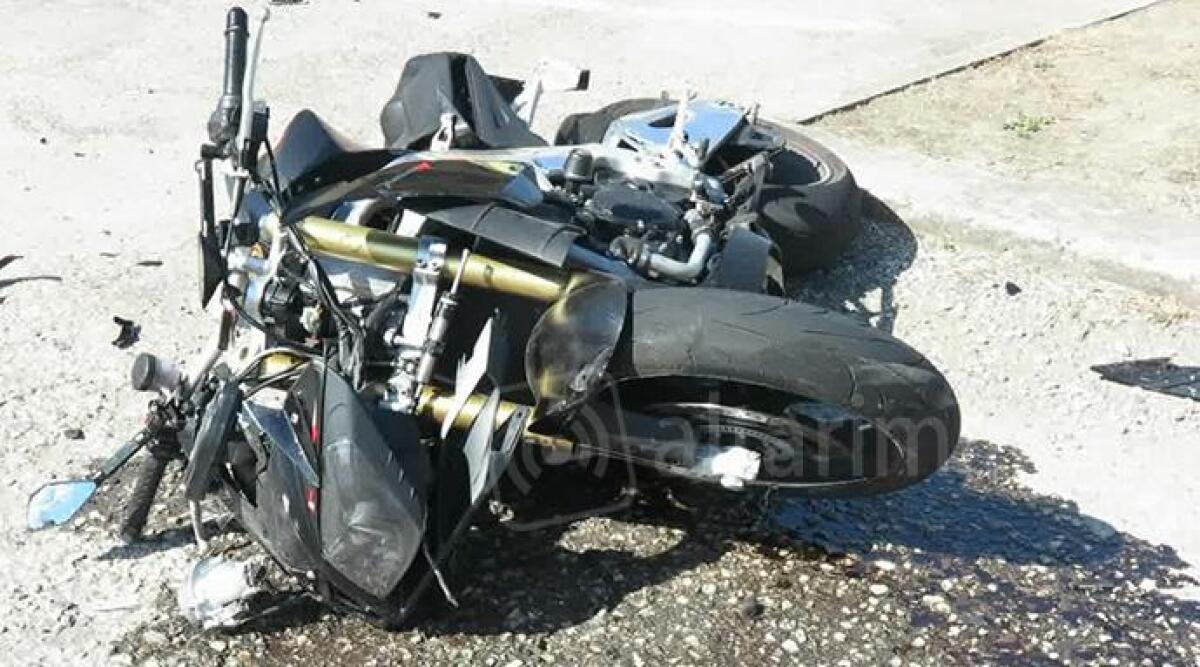 Violento schianto con la moto sulla statale 16: centauro in gravi condizioni - 