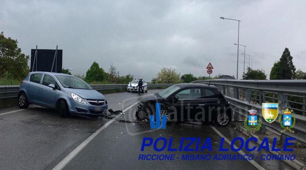Scontro tra due auto, chiuso al traffico il cavalcavia di Viale Veneto a Riccione - 