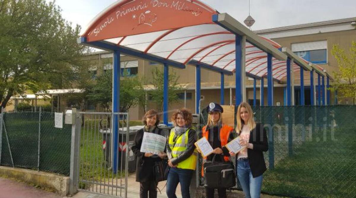 Coriano, &quot;siamo nati per camminare&quot;, il sindaco &quot;postino&quot; ritira le cartoline del concorso a scuola - 