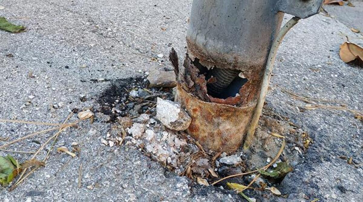 Palo della luce arrugginito e pericoloso a pochi passi dal lungomare - 