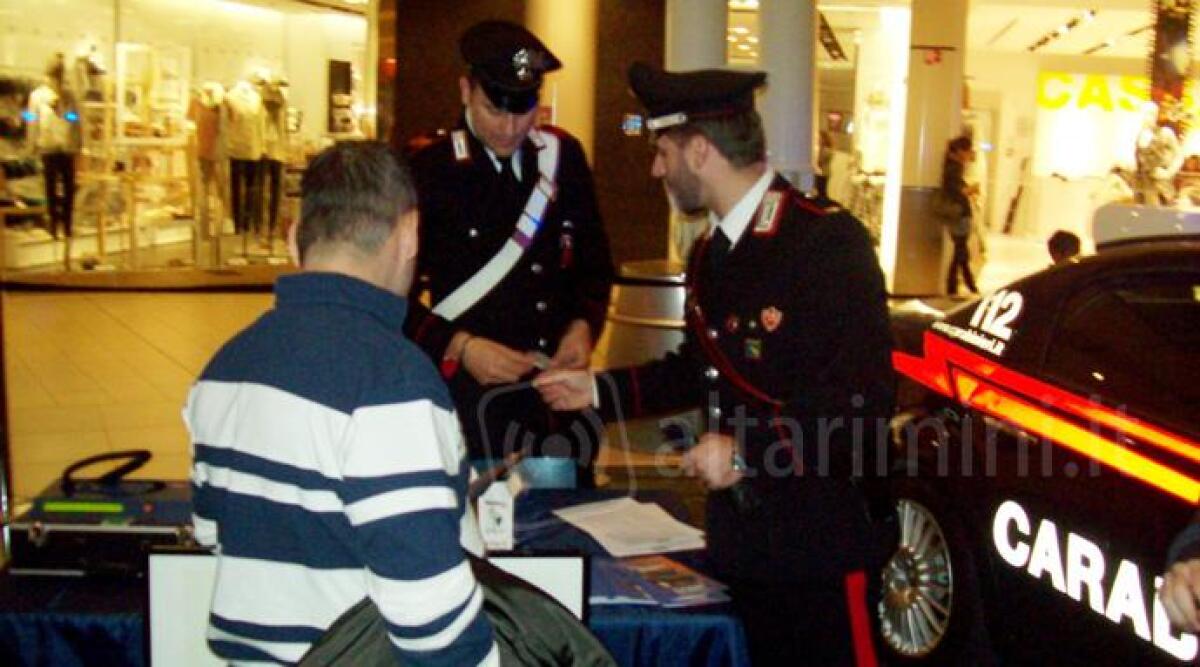Finge di provare le scarpe, ma &egrave; un trucco per tagliare l'antitaccheggio. Il furto fallisce - 