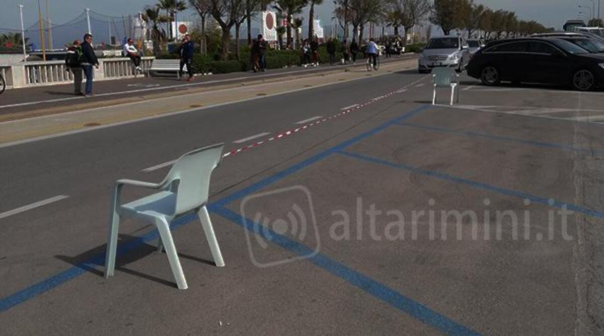 Parcheggio fai da te sul lungomare, sedie sulle strisce blu: monta la rabbia sui social - 