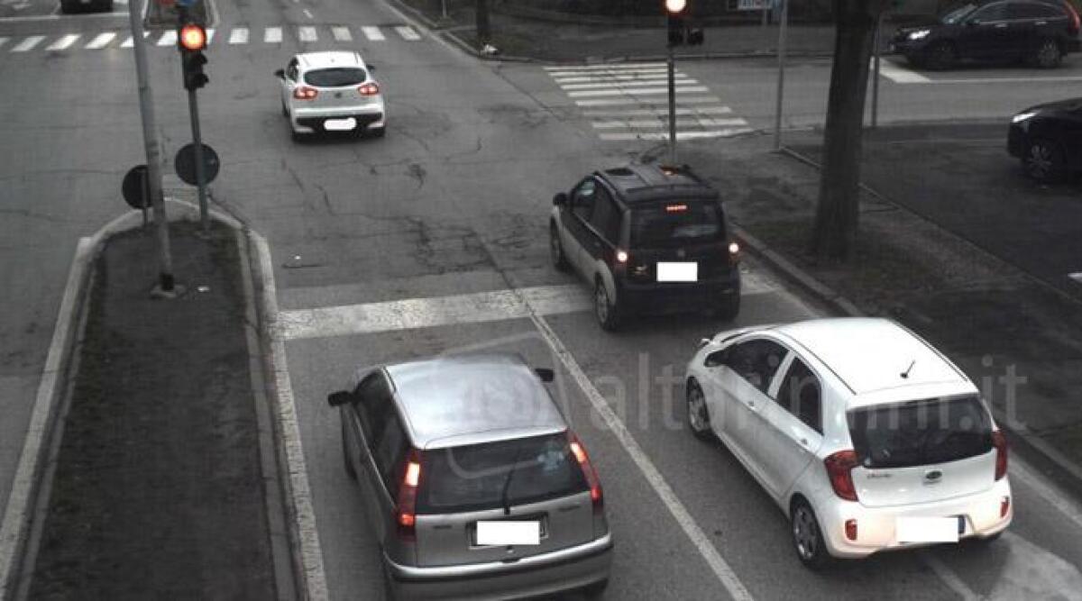 Ogni giorno dieci riminesi passano con i semafori rossi: il Comune installer&agrave; due nuovi vista red - 
