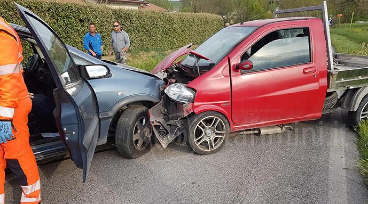 Frontale a San Giovanni in Marignano causa due feriti residenti in zona - 