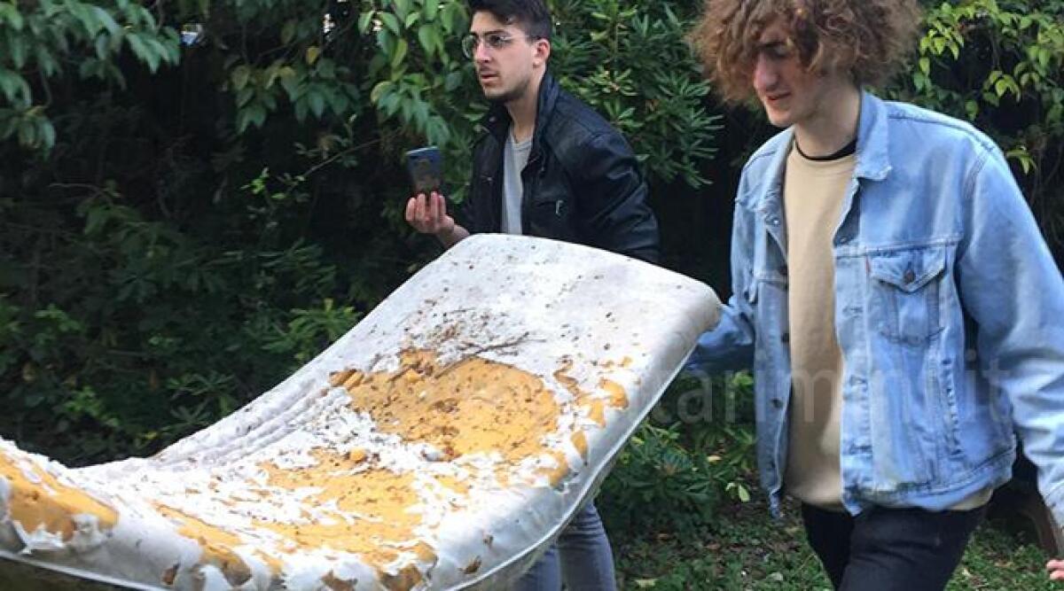 Giovani riminesi lungo le strade e nei parchi per raccogliere i rifiuti e combattere l'inquinamento - 