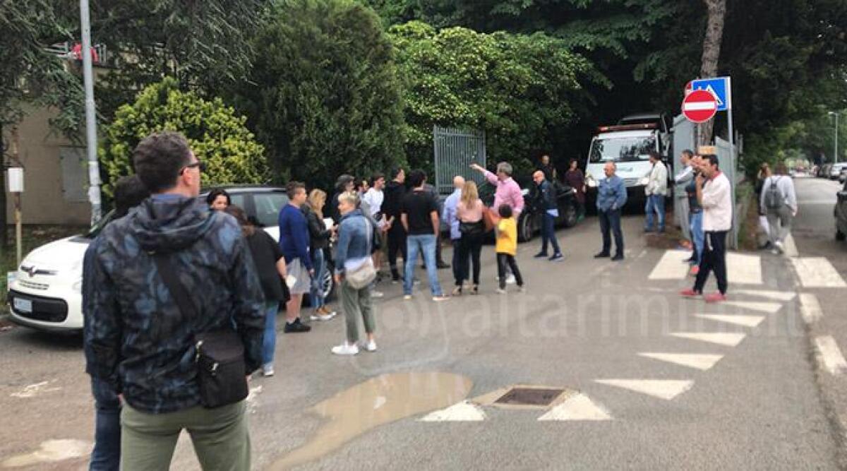 Parcheggia davanti al cancello e blocca gli elettori per tre quarti d'ora - 