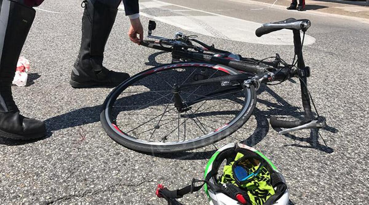 Scende in bici con troppa velocit&agrave;, finisce prima contro un'auto poi fuori strada - Foto di repertorio