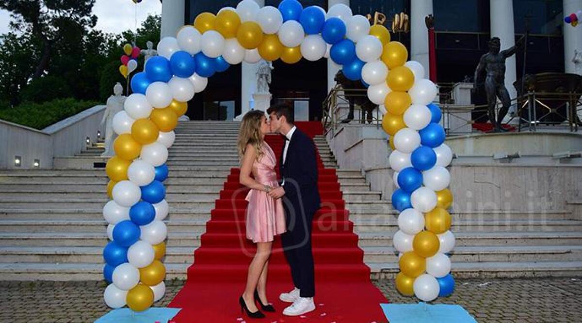 Alla Baia Imperiale è andato in scena il ballo studentesco americano di fine anno -