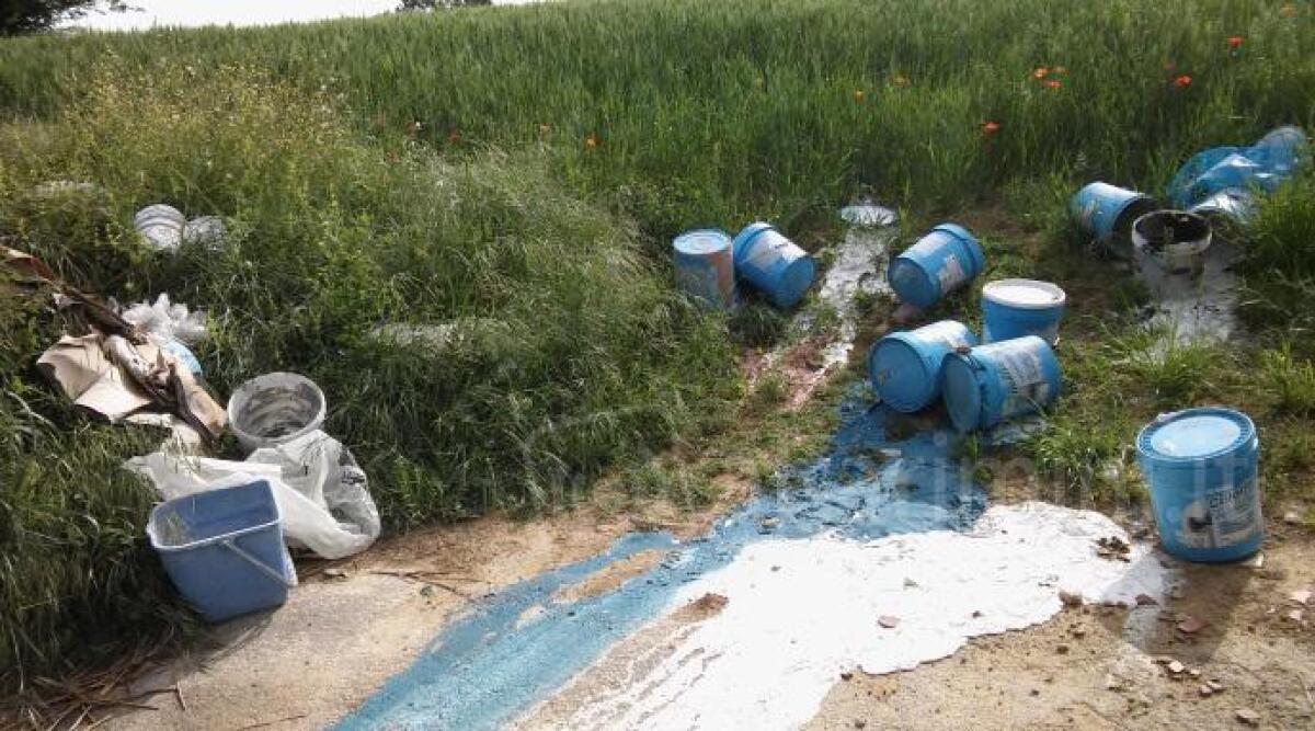 Bidoni di vernice abbandonati in un campo: identificato e denunciato responsabile - 