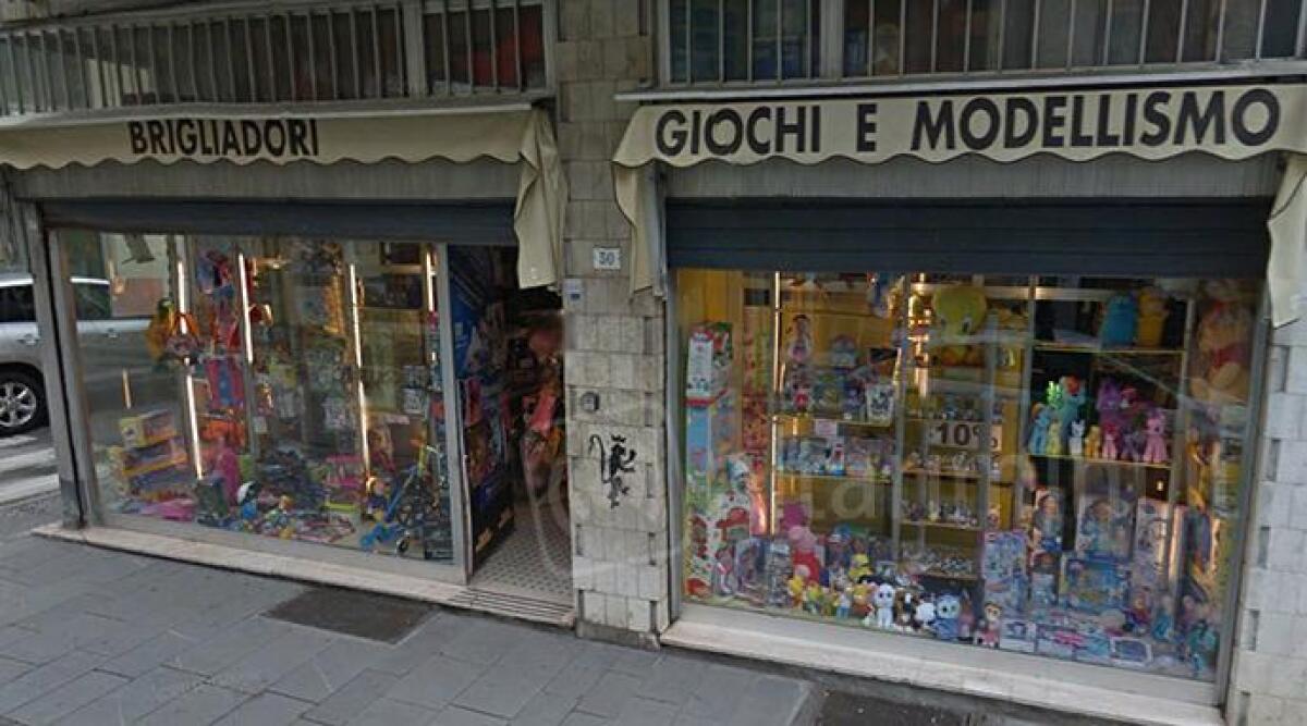 Settant'anni di attivit&agrave; in centro a Rimini: premiato il negozio di giochi Brigliadori - 