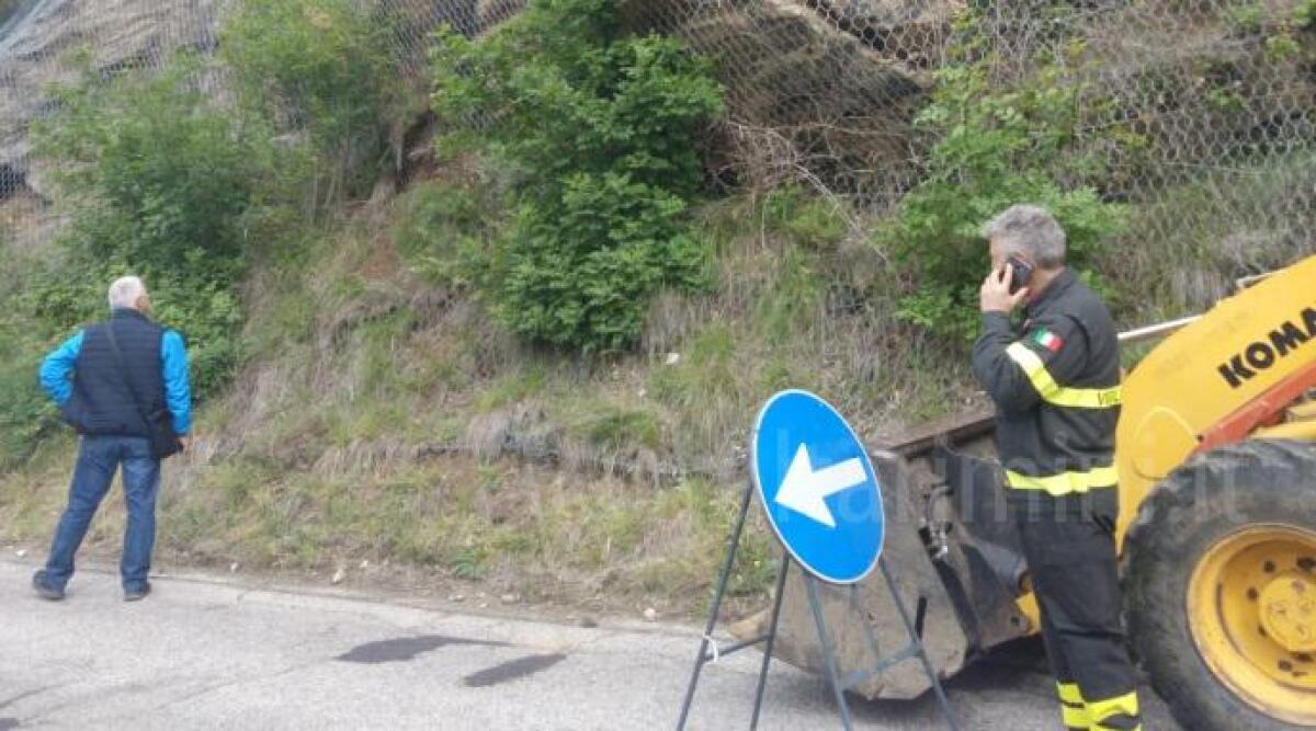 Talamello: intervento sulla SP33 per il distacco di un ammasso roccioso -