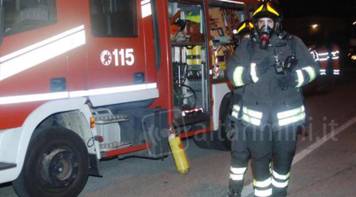 Rimini, incendio distrugge una Smart e danneggia altre due auto nella notte - 