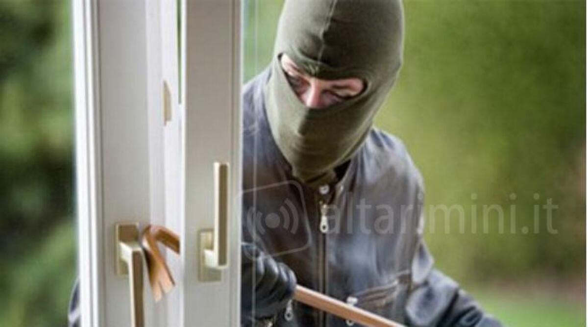 Cerca di forzare la porta col piede di porco ma la vicina lo vede: arrestato 28enne riminese - 