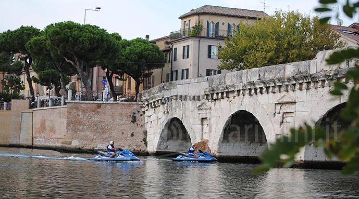 Ragazza tenta suicidio buttandosi dal ponte Tiberio, salvata dalla Polizia - 