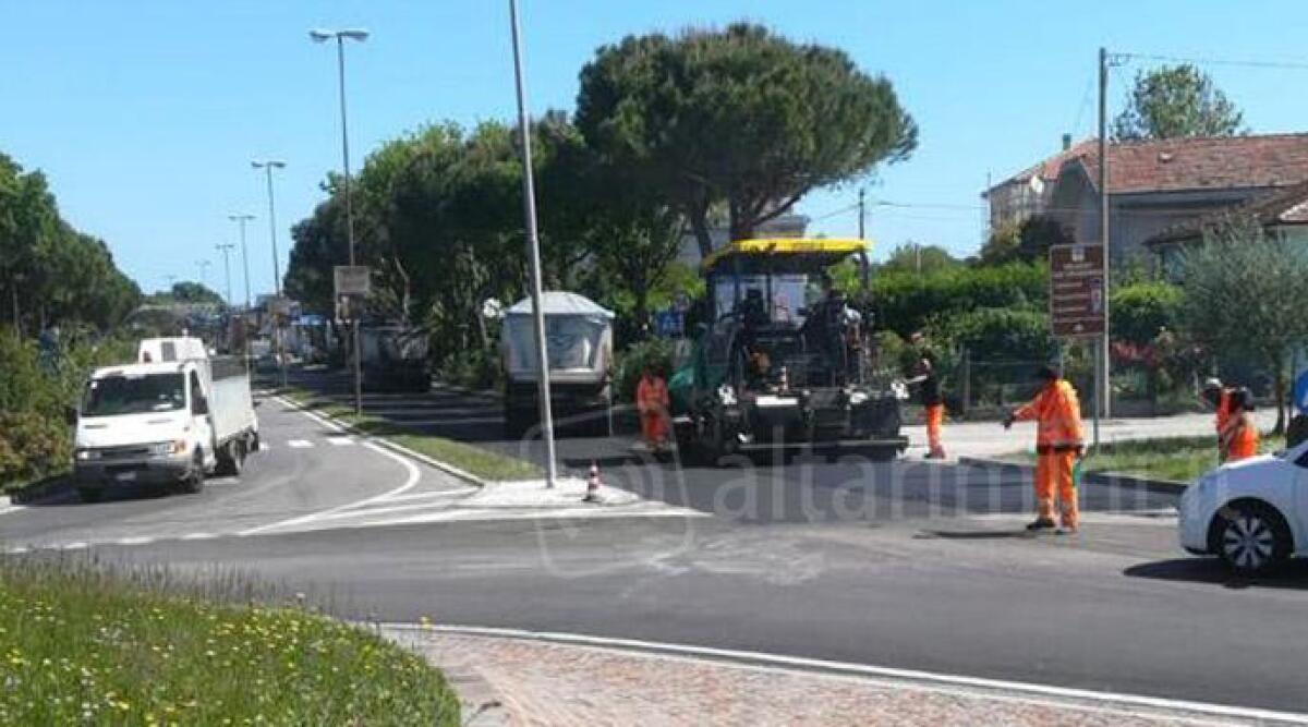 Nuovo asfalto in viale Berlinguer a Riccione, proseguono gli interventi sulle strade - 