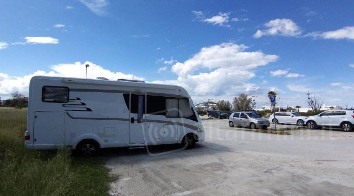 Misano, disposto divieto di sosta per i camper e caravan nei parcheggi sul mare - 