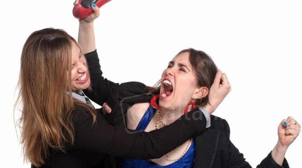 Si picchiano per l'uomo conteso, rivalit&agrave; in amore sfocia in botte da orbi in pieno giorno - 