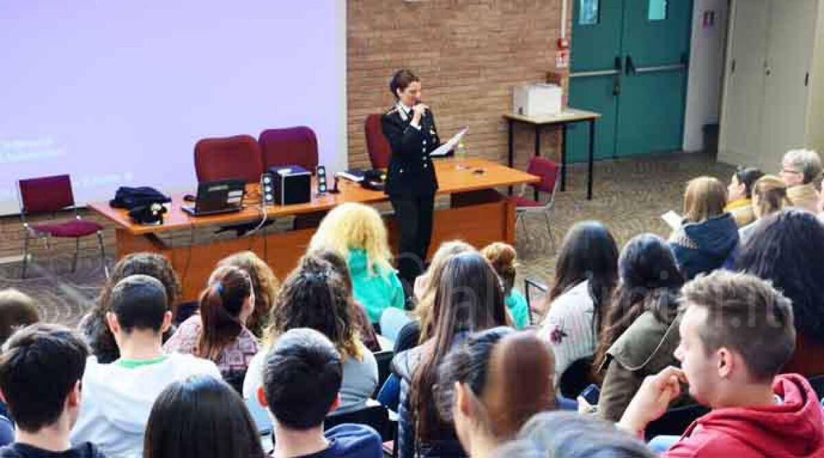 No alle droghe e stop Cyberbullismo: la lezione del capitano Carabinieri Silvia Guerrini - 