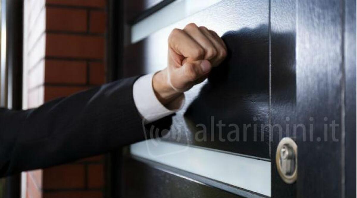 Finti venditori porta a porta facevano sopralluoghi nelle case per poi rubare - 
