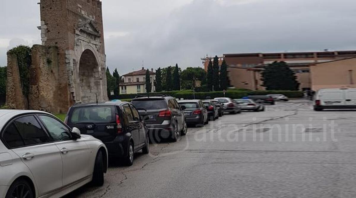 Divieto di sosta davanti all'Arco d'Augusto, ma tutti lo ignorano - 