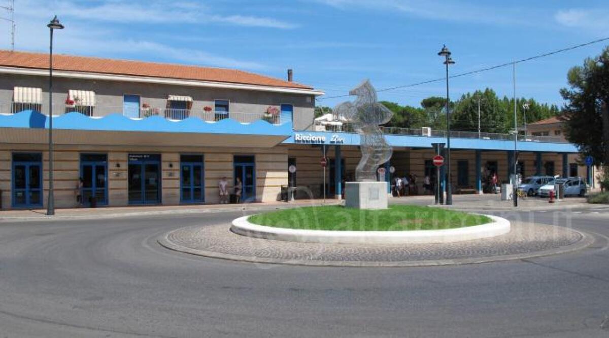 Riccione, chiedono da bere al bar in attesa di un taxi, all&rsquo;arrivo dell&rsquo;auto fuggono senza pagare - 