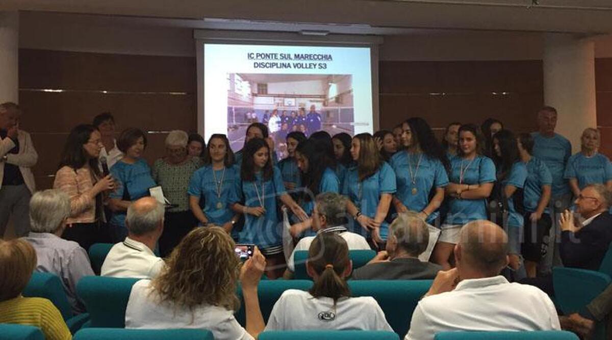 Le ragazze della scuola media Pazzini di Verucchio brillano nel rugby e nel volley -