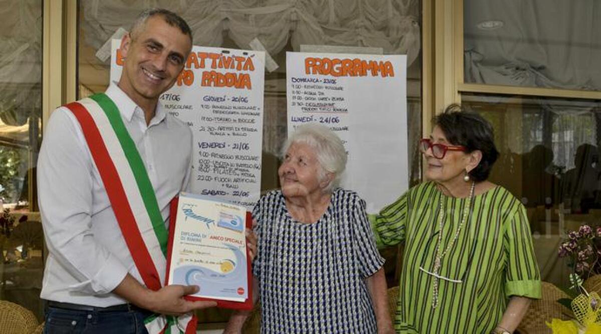 Nonna Elda, da sempre in vacanza a Rimini nello stesso hotel e festeggiata per i suoi 100 anni - 