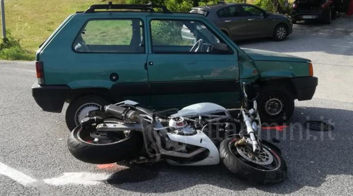 Auto svolta a sinistra e si scontra con una moto, grave incidente sulla Marecchiese - 