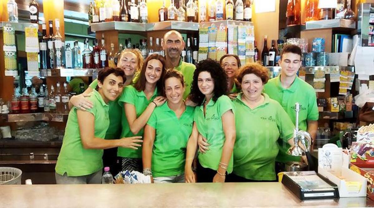 Bar Sergio in festa, 50 anni di storia riminese: "Siamo una piccola realtà, ma andiamo avanti" -