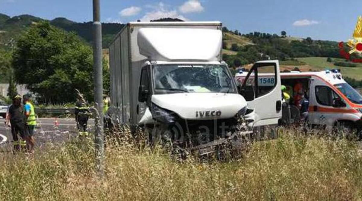 Furgone tampona un autoarticolato, muore 57enne residente a Rimini -