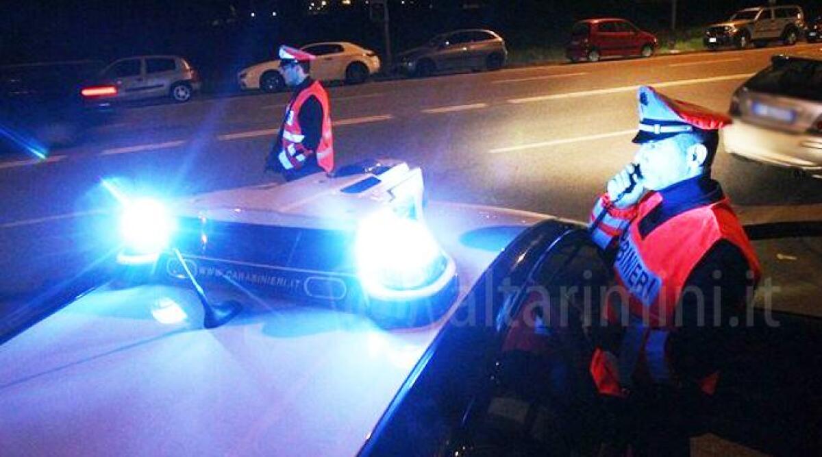 Sfugge all&rsquo;alt e innesca un folle inseguimento, poi si schianta su una rotatoria: arrestato 21enne - 