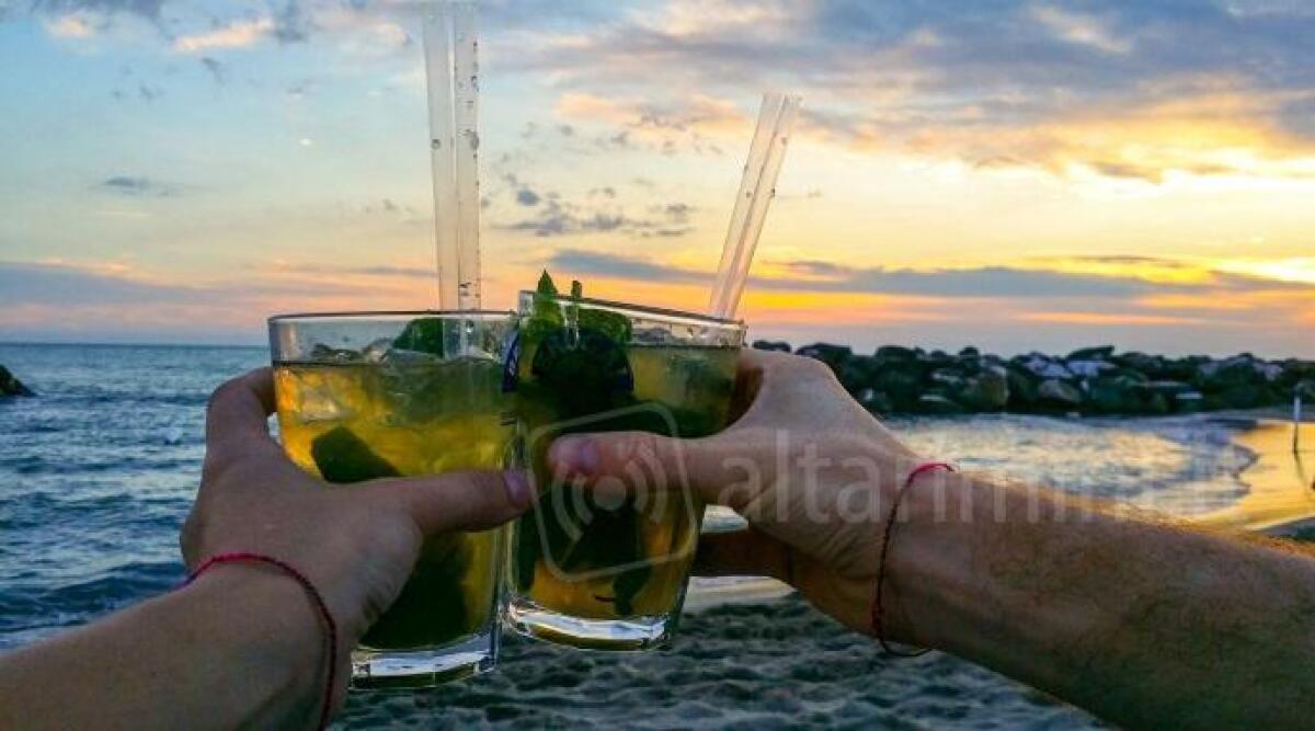 A Rimini l&rsquo;aperitivo &egrave; chic: champagne e cocktail d&rsquo;autore con i piedi sulla sabbia - 