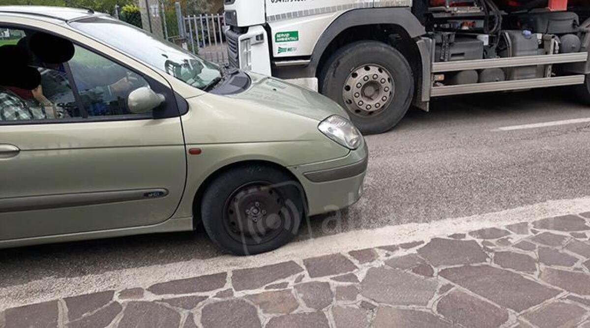 Sfrecciano camion, furgoni e auto: via Aldo Celli a Viserba &egrave; pericolosa - Traffico in via Celli: due mezzi in senso opposto di marcia faticano a transitare