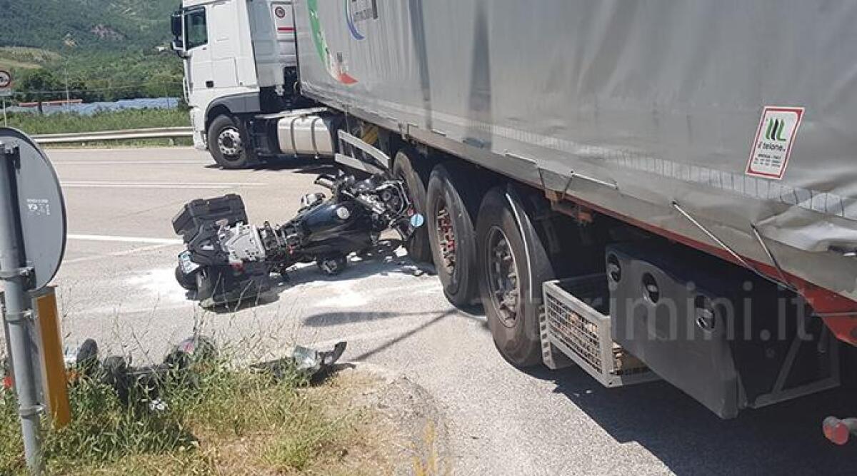 Si schianta con la moto contro un tir sulla Marecchiese - 