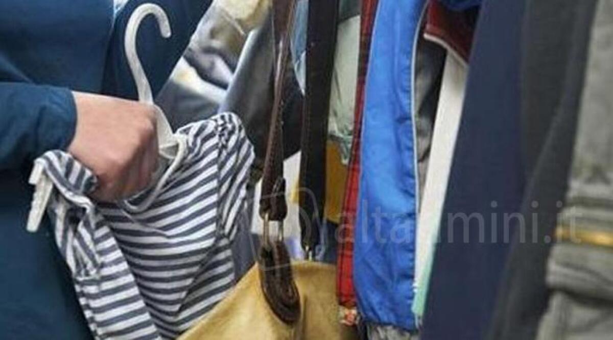 Rubano vestiti usando una borsa della spesa 'schermata' contro l'antitaccheggio - 