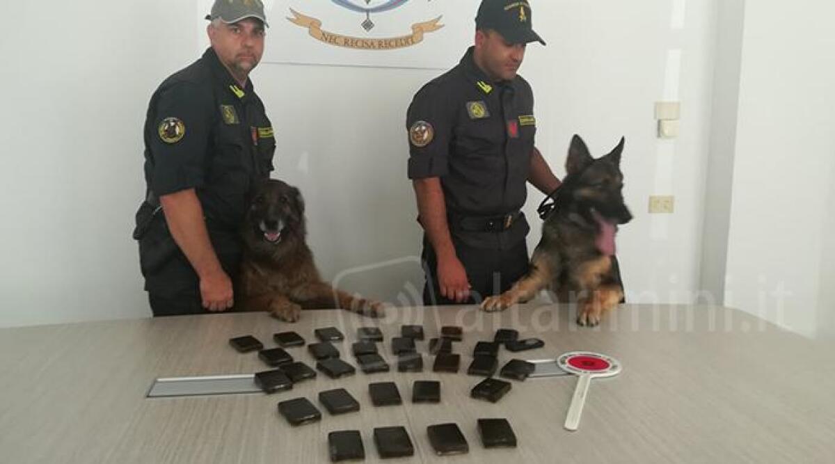 Oltre tre kg di droga in auto, coppia di napoletani bloccati al casello di Cattolica -