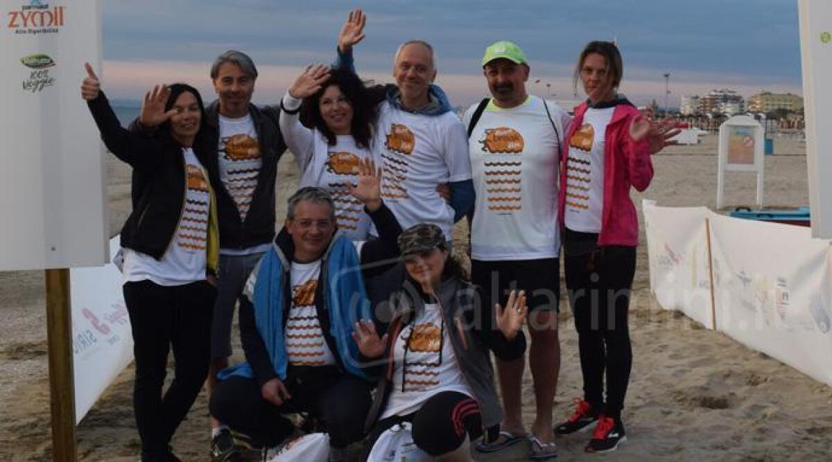 Oltre cinquecento persone in riva al mare all'alba per la Beach Breakfast Run - 