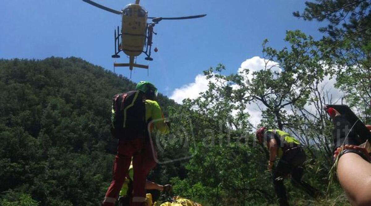 Brutta caduta per un ciclista in mountain bike: perde molto sangue, salvato dall'elicottero - 
