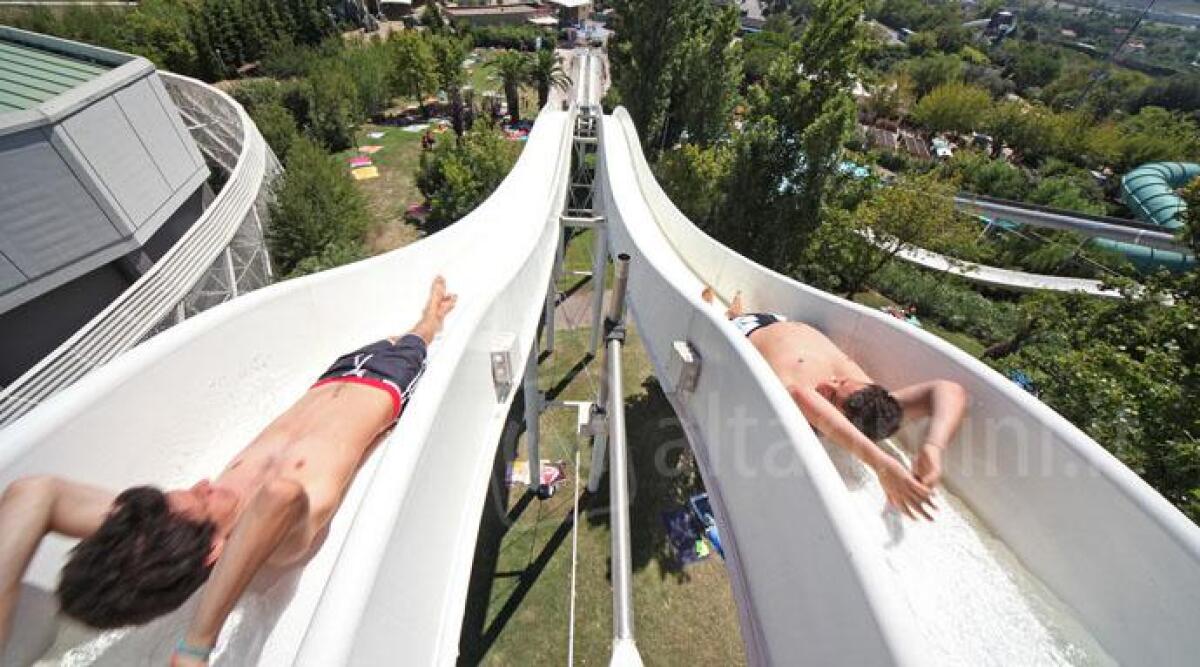 I piloti della Superbike si sfidano sugli scivoli 'Kamikaze' di Aquafan - 