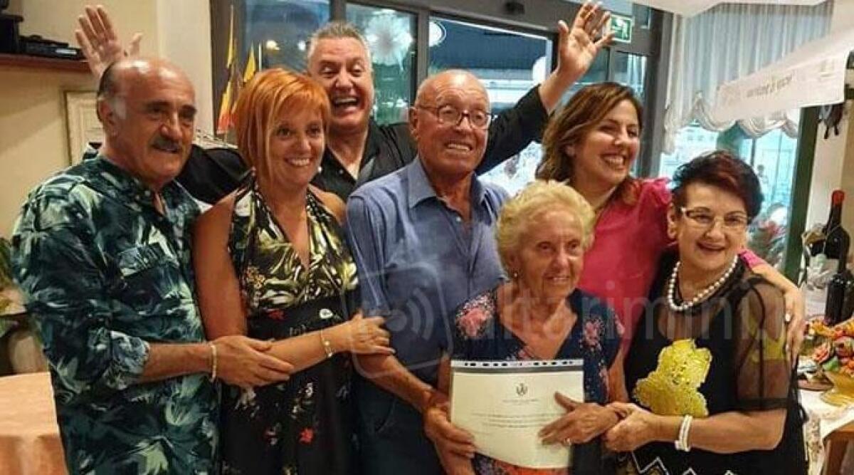 Da 50 anni in vacanza a Bellaria, festa per i coniugi Corti: 'torneremo anche per i 60 anni di matrimonio' - 