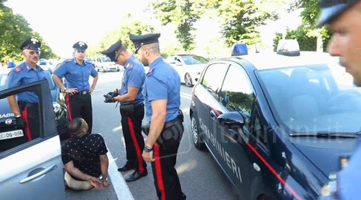 VIDEO Rimini, non si fermano all&rsquo;alt: poi folle fuga, inseguimento e arresto - 