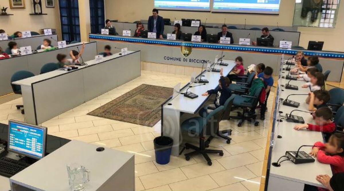 Il consiglio comunale di Riccione si schiera in difesa degli enti provinciali - 