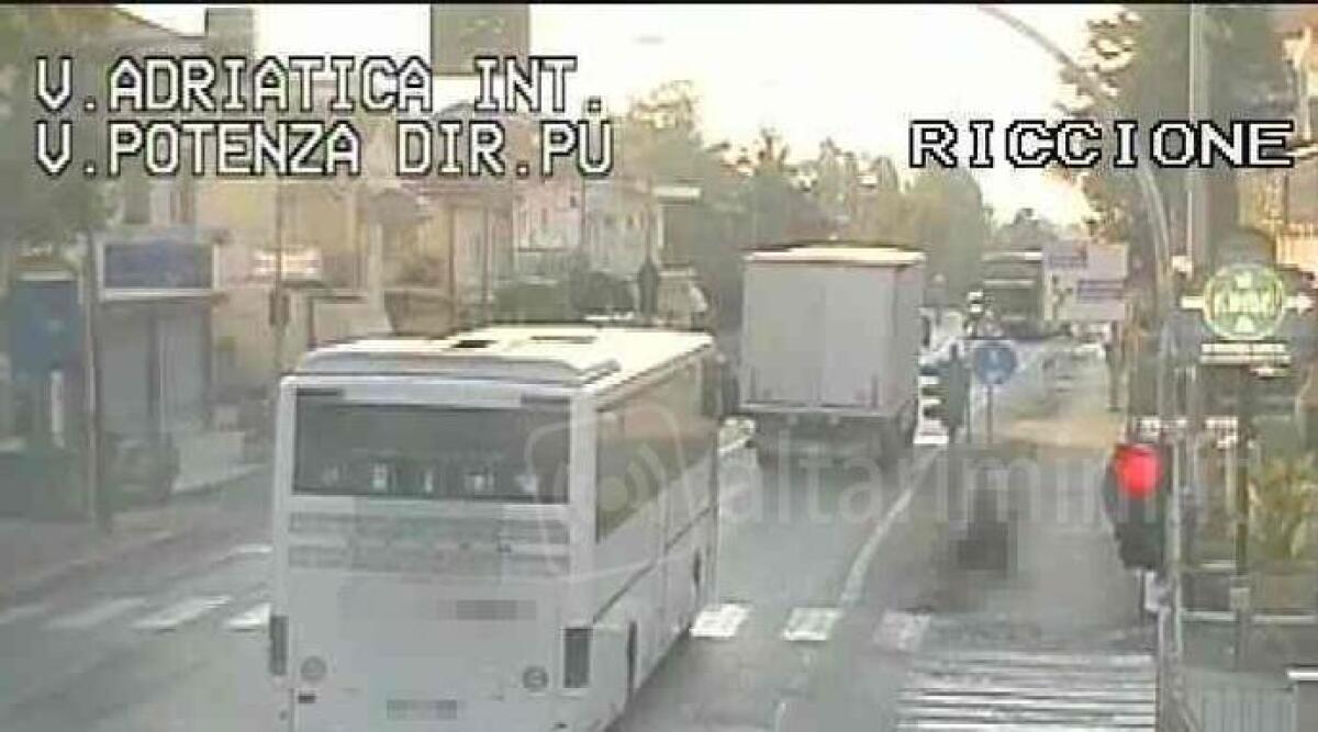 Semafori rossi 'bruciati' 2300 volte nei primi mesi del 2019 a Riccione - 