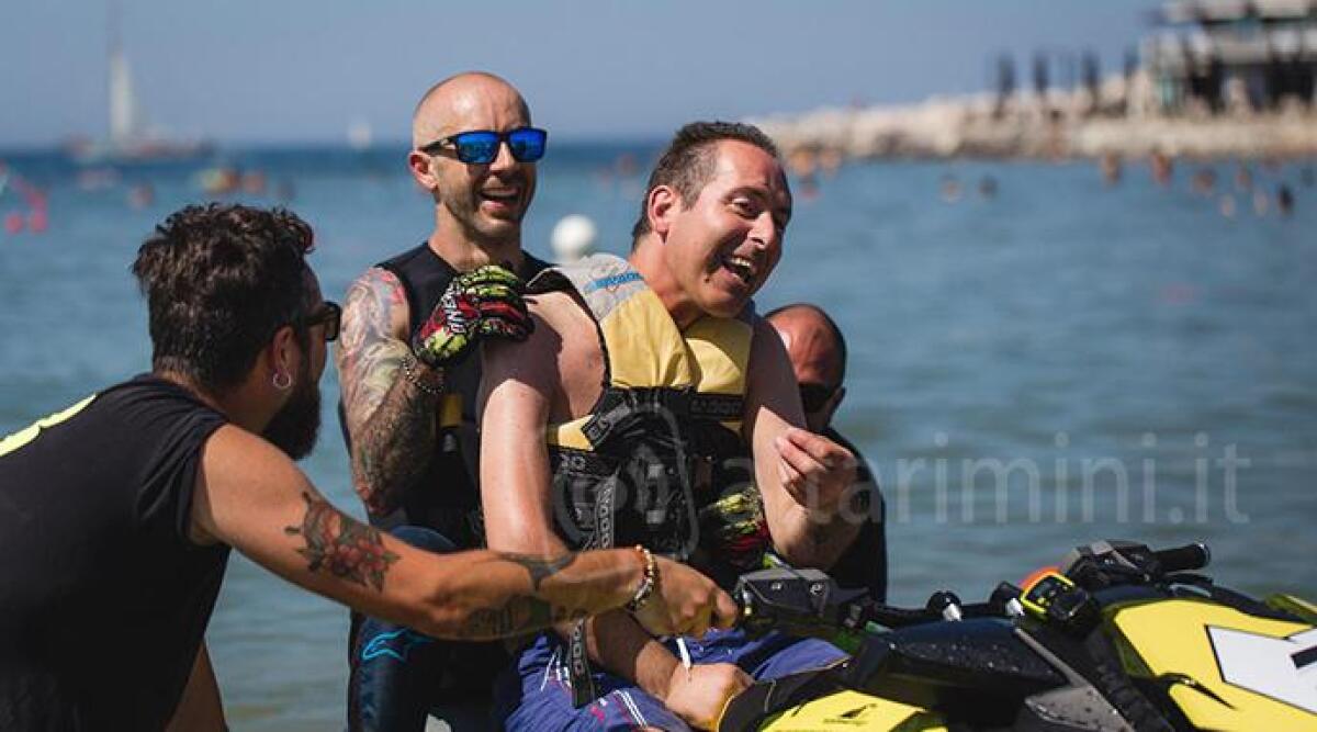 Cattolica, le moto d'acqua regalano emozioni ai disabili -