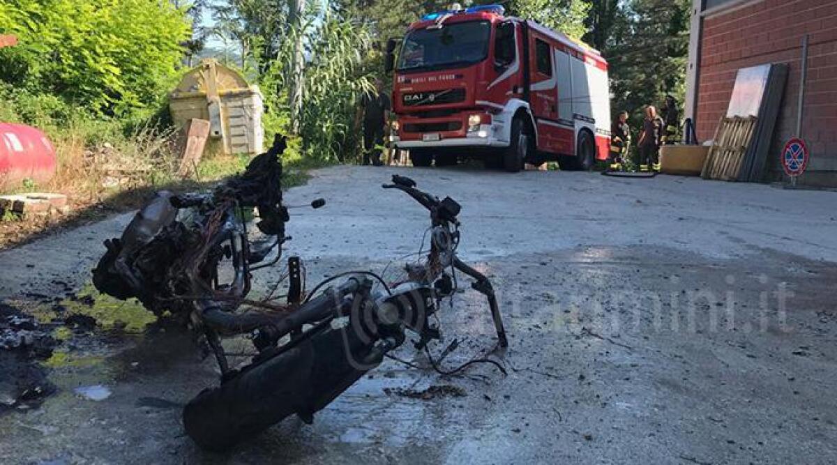 &Egrave;  in sella allo scooter che prende fuoco: paura in strada a Novafeltria - 