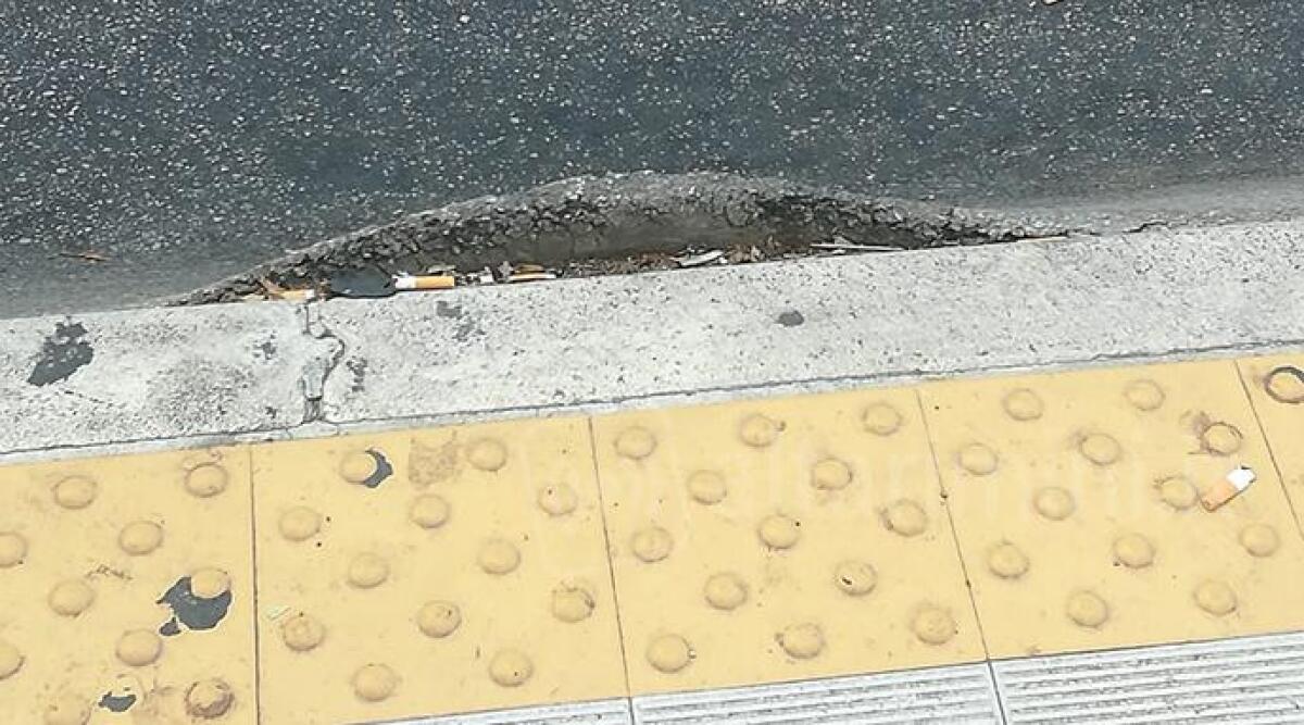Rimini, rialzo pericoloso sulla carreggiata: "Pi&ugrave; persone hanno inciampato" - 