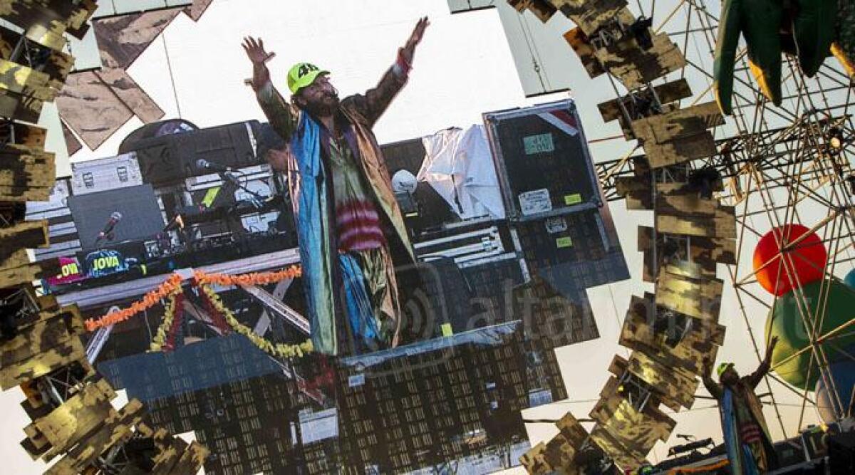 FOTO Spettacolo Jovanotti, il cantante fa ballare 40.000 persone sulla spiaggia di Rimini - 